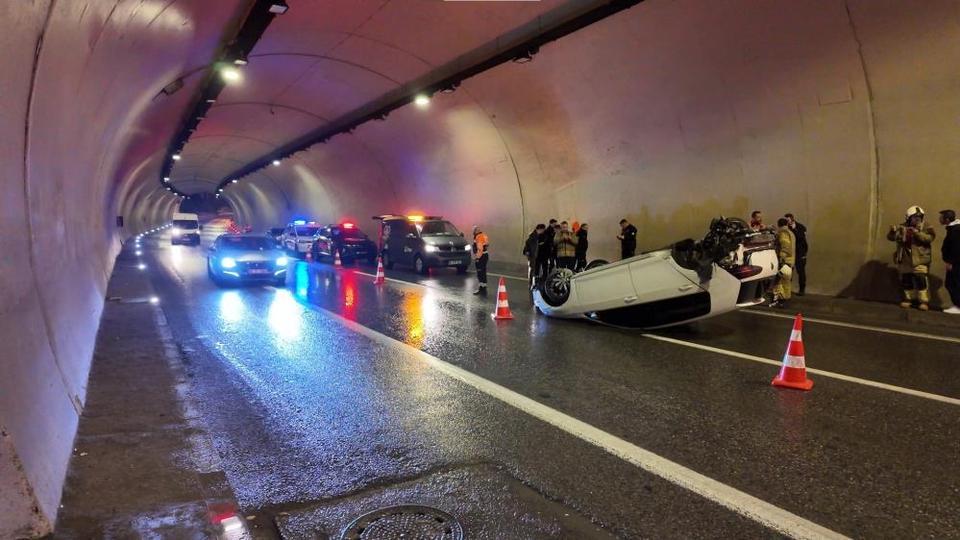 Yağmur kazaya neden oldu: Otomobil takla attı