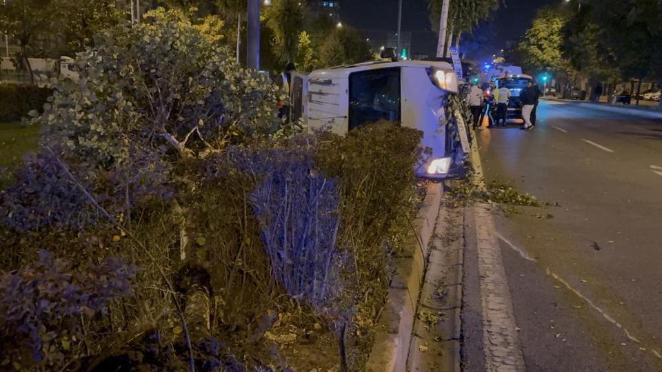 Ağacı devirip, yan yatan araçtan burunları bile kanamadan çıktılar