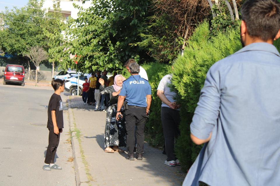 Husumetlisini namaz kılarken boğazını keserek öldürdü