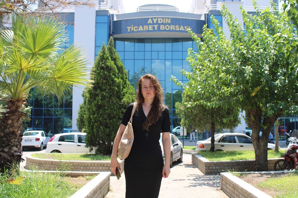 HATA YAPTIĞI ÖNE SÜRÜLEN KADIN MEMUR İŞ YERİNE ALINMAYINCA MESAİSİNİ KAPININ ÖNÜNDE TAMAMLIYOR