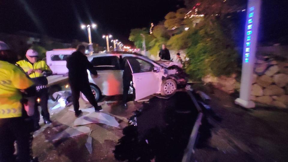 Otomobil durağa çarptı: 1 yaralı