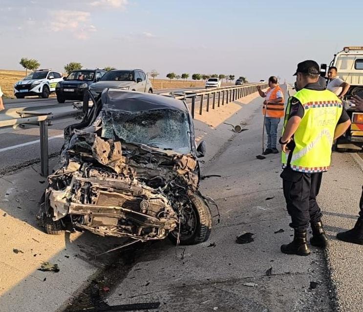KONTROLDEN ÇIKAN OTOMOBİL BARİYERLERE ÇARPTI: 1 YARALI