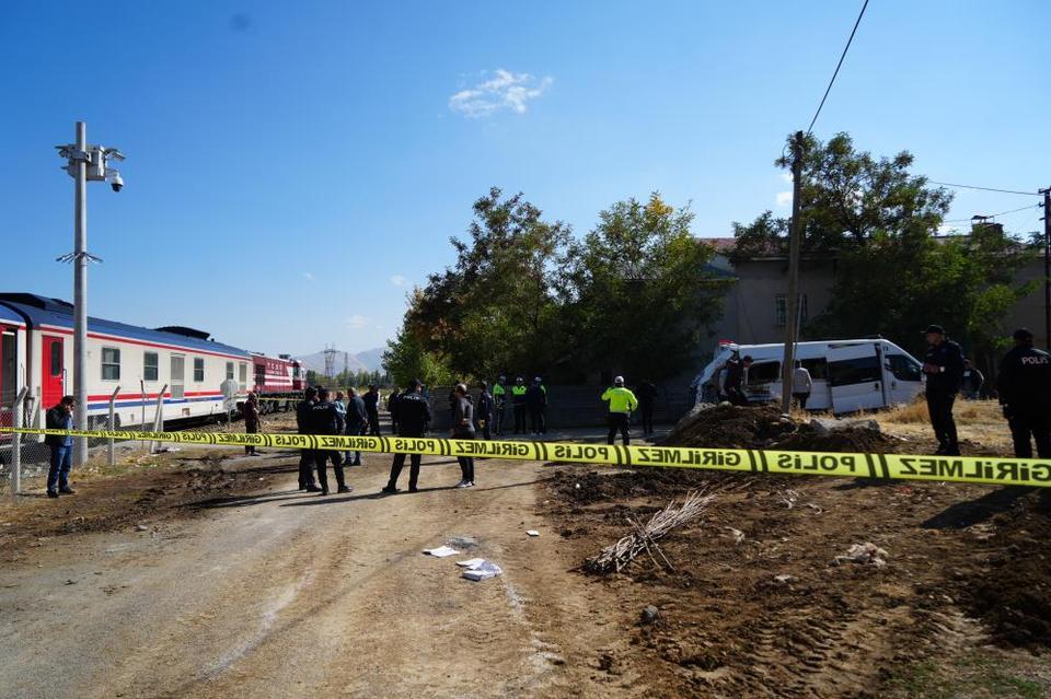 Tren öğrenci servisine çarptı: 17 yaralı