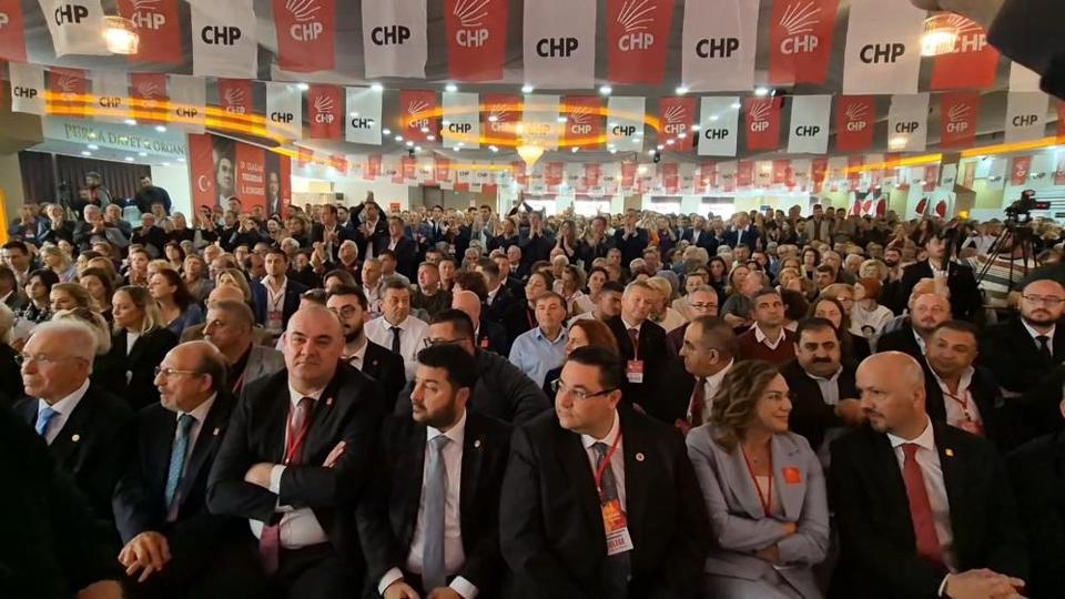 CHP kongresinde kriz: "Kovun beni" diyerek salonu terk etti