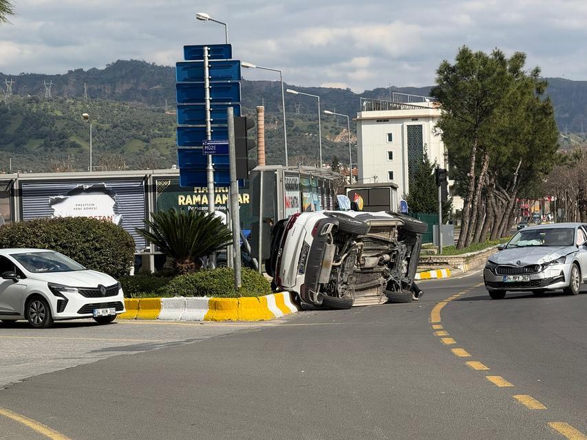 Aydın’da iki otomobil çarpıştı: Araç yan yattı