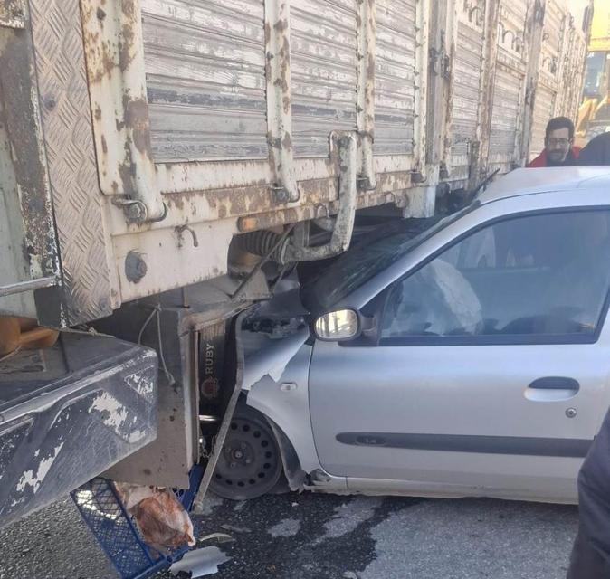 Otomobille kamyon çarpıştı: 4 yaralı