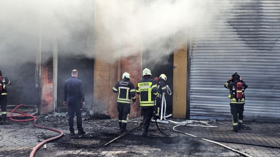 Fabrika alevlere teslim oldu