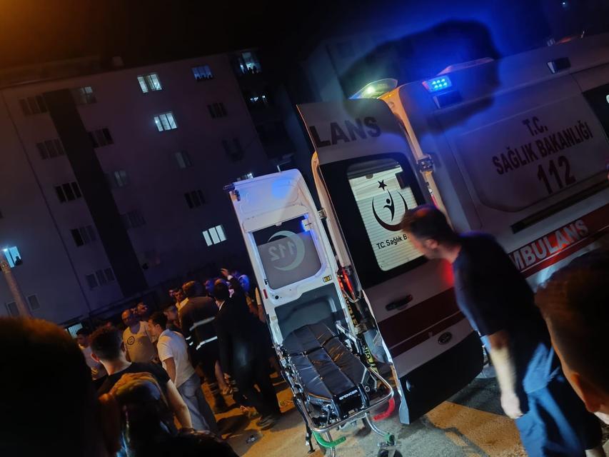 TIR'daki demirler motosikletin üzerine devrildi: 2 yaralı
