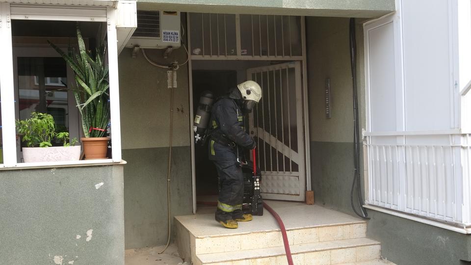 EVLERİ YANAN GENÇ KIZI ANNE VE BABASI SARILARAK TESELLİ ETTİ