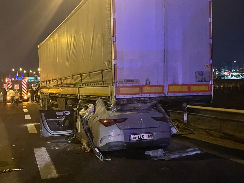 Otomobil tırın altına girdi: 2 ölü 1 ağır yaralı