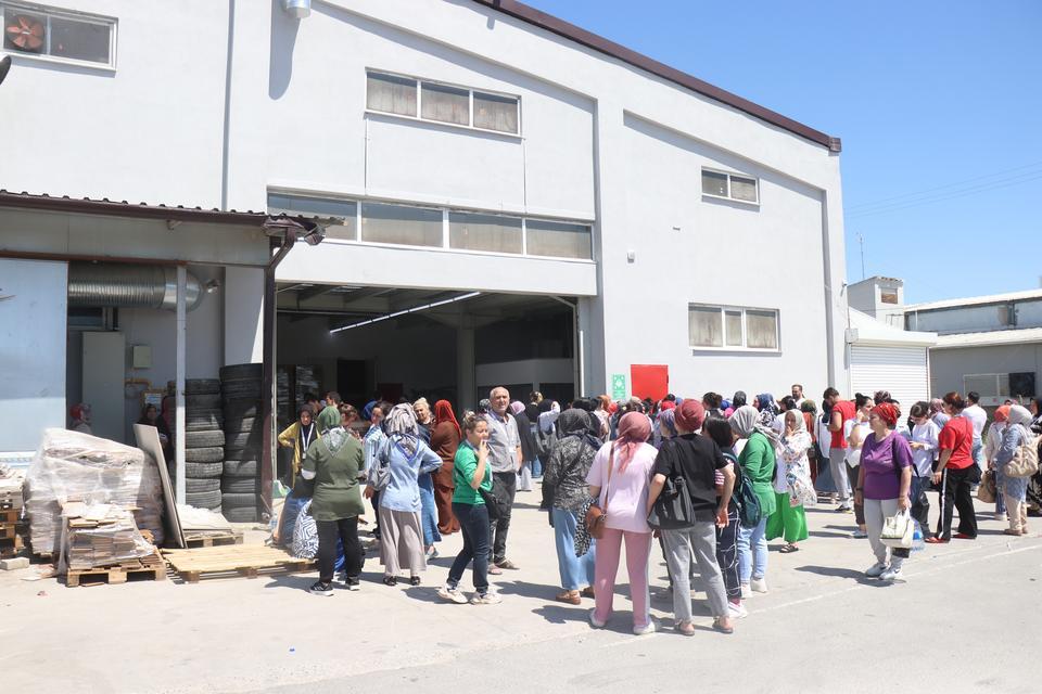 DEPREMDEN DAKİKALAR SONRA KORKU DOLU ANLAR, FABRİKA TAVANI ÇÖKTÜ: GÖÇÜK ALTINDA KALAN 3 KİŞİ YARALANDI PANİĞE KAPILAN İŞÇİLER DEPREM KORKUSUYLA DIŞARIYA KAÇTI
