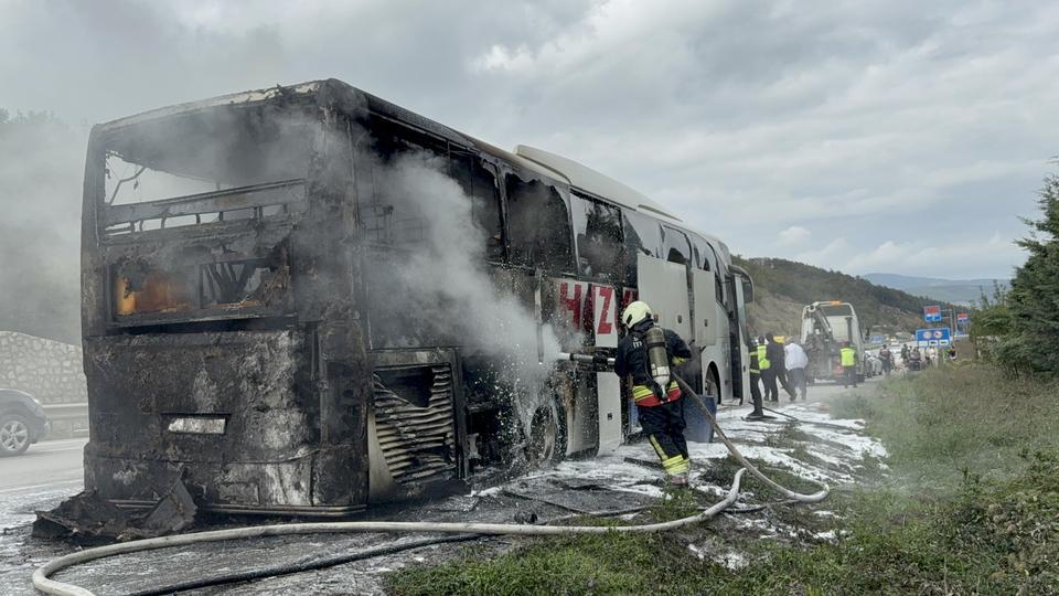 OTOBÜS YANGININDA 13 YOLCU VE 3 PERSONEL ÖLÜMDEN DÖNDÜ