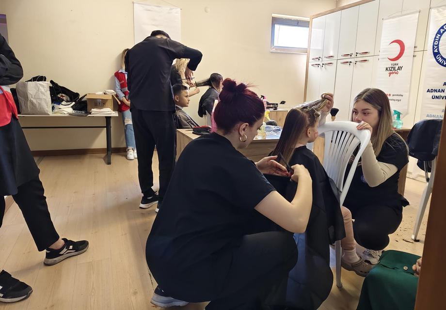 ADÜ’lü öğrencilerden çocuklara bayram hediyesi