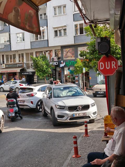 Aydın'da duyarsız sürücü trafiği felç etti