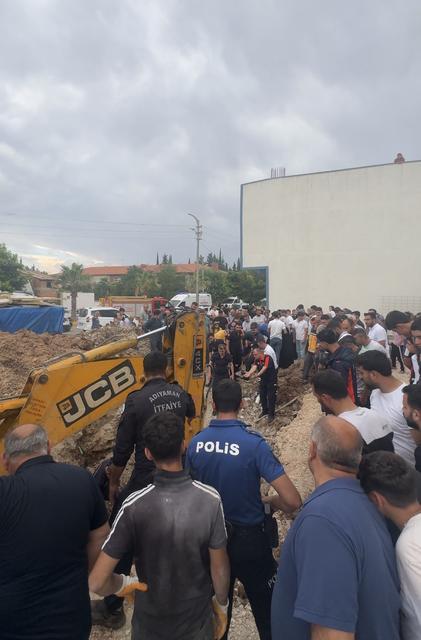 Baba ve oğlu göçük altında kaldı
