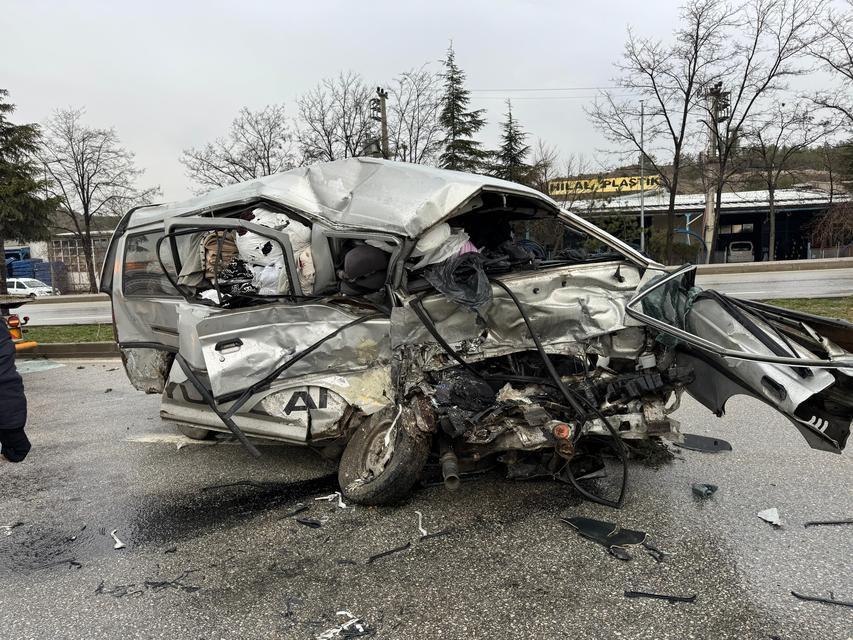 Otobüs ile minibüs çarpıştı: 1'i ağır 7 yaralı