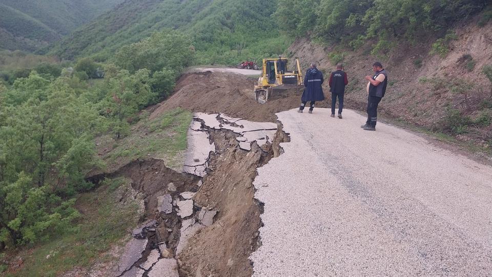 Yol çöktü, ulaşım durdu