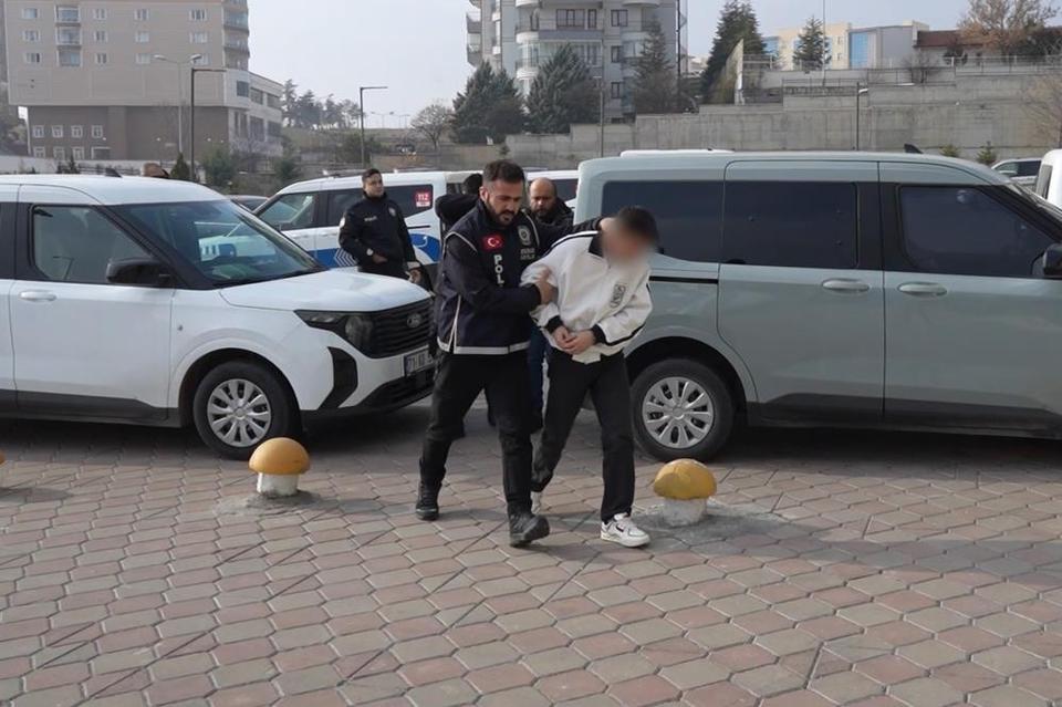 Akılalmaz olay! 12 bin Lirasını gasp ettiler, 100 bin lira şantaj istediler