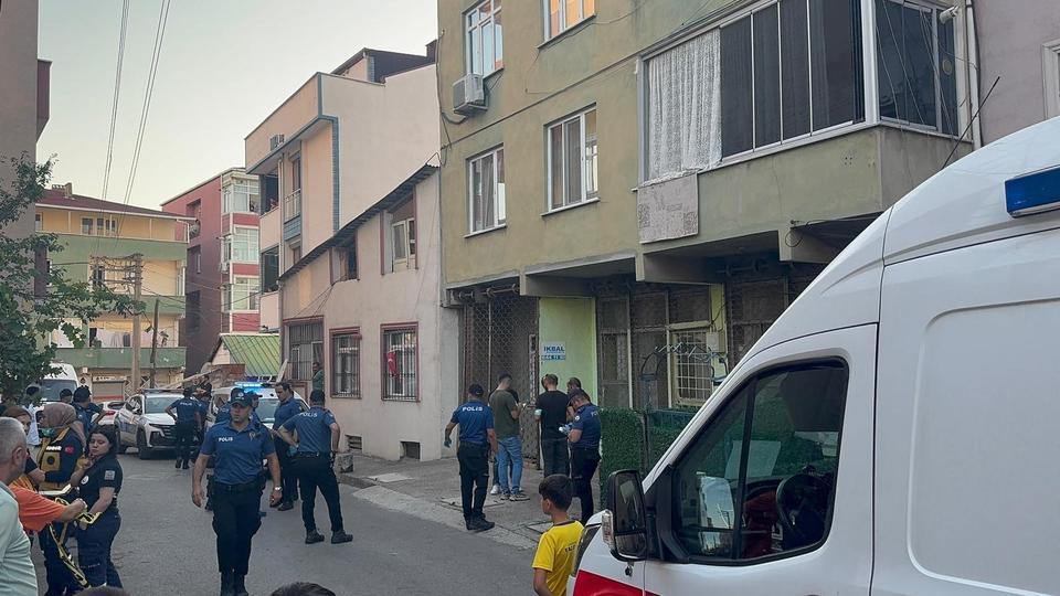 Annesini ve kız kardeşini öldürdü