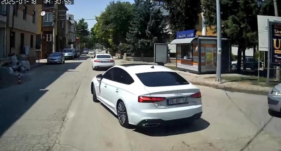 Düğün konvoyu için yol kesti, trafiği felç etti