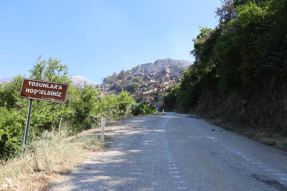 İZMİR'DE BOŞALTILAN TOSUNLAR MAHALLESİ YANGINDA HARABEYE DÖNDÜ