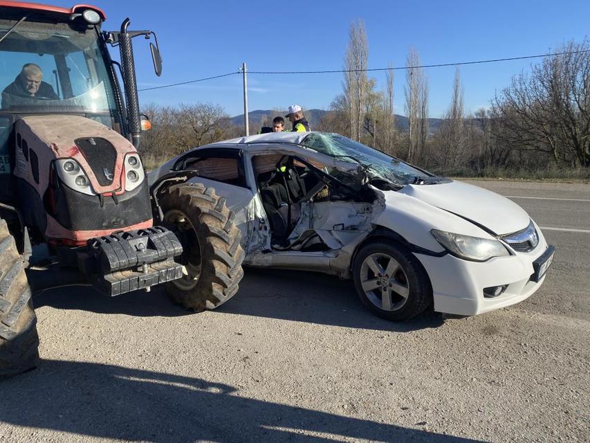 Kontrolden çıkan otomobil traktöre çarptı: 1’i çocuk 3 yaralı