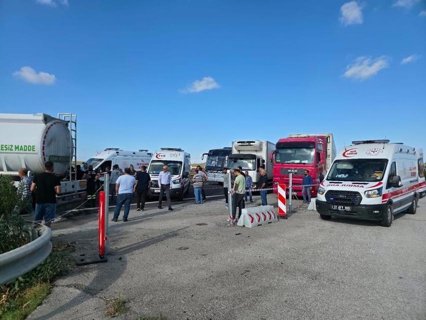 Tankerle, hafif ticari araç çarpıştı: 3 yaralı