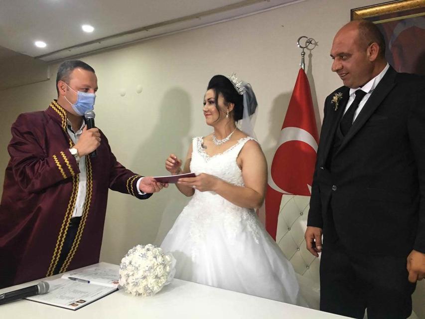 KAHREDEN TESADÜF: 6 YIL ÖNCE ANNESİ PATATES PÜRESİNDEN, KIZI İSE ELMA YERKEN ÖLDÜ YEDİĞİ ELMA NEFES BORUSUNA KAÇAN 45 YAŞINDAKİ GÜVENLİK GÖREVLİSİ KADIN 10 YIL ÖNCE DE OĞLUNU KAZADA KAYBETMİŞ