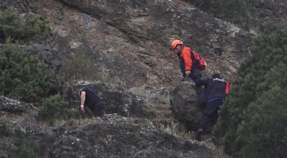 Arkadaşıyla gezintiye çıkan erkek hemşire kayalıklardan düştü