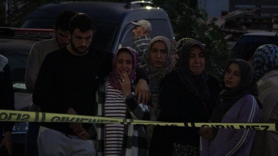 YILLIK İZİNDEKİ POLİS MEMURU DEHŞET SAÇTI: EŞİ VE 2 KIZINI ÖLDÜRDÜ CİNAYETİ DUYUP OLAY YERİNE GELEN AİLENİN YAKINLARI SİNİR KRİZİ GEÇİRDİ