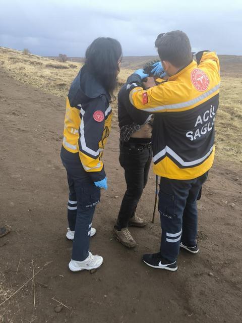 Hayvan otlatan sürü sahibinin yanına yıldırım düştü