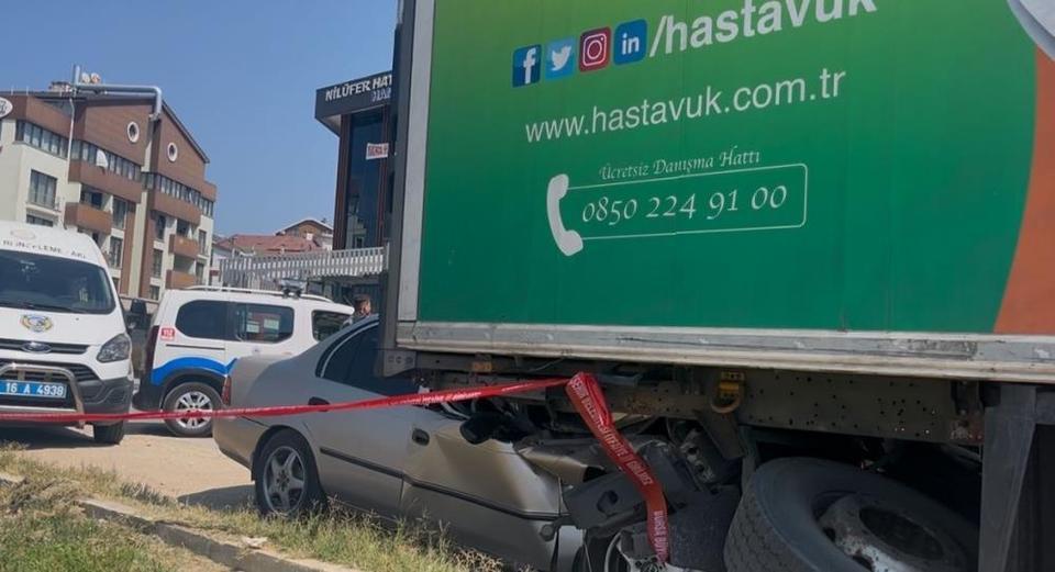 Seyir halindeki otomobil park halindeki tıra çarptı