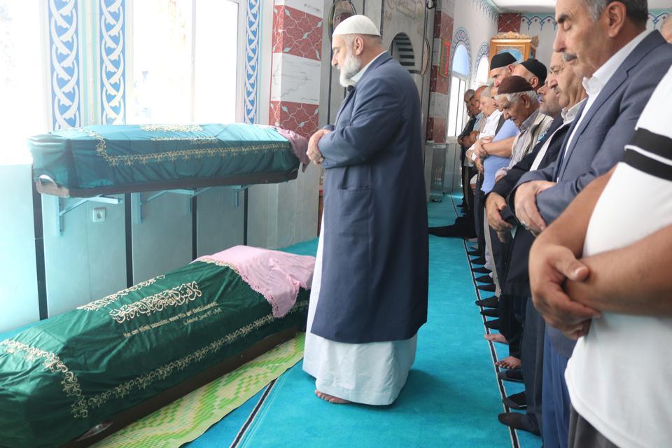 DENİZLİ'DEKİ OTOBÜS FACİASINDA HAYATINI KAYBEDEN ANNE VE KIZI İZMİR'DE TOPRAĞA VERİLDİ KIZININ KABRİNDEN DÖNÜYORDU, ACI KAZADA HAYATINI KAYBETTİ
