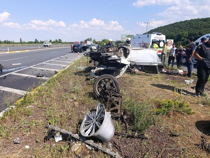 Refüje çarpan otomobil hurdaya döndü
