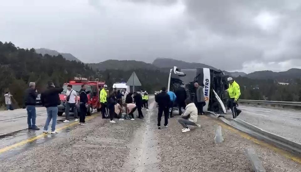 Yolcu otobüsü devrildi: Çok sayıda yaralı