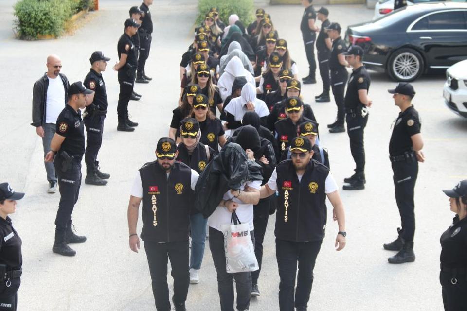 Masaj salonlarında fuhuş yaptırılan 26 kadın kurtarıldı, 7 kişi tutuklandı