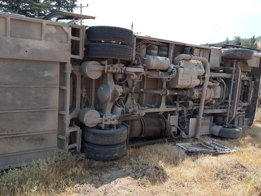 Belediye otobüsü devrildi: 2 yaralı