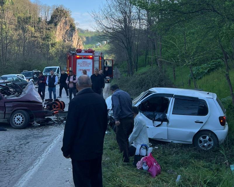 ORDU'DA İKİ OTOMOBİL KAFA KAFAYA ÇARPIŞTI: 9 YARALI