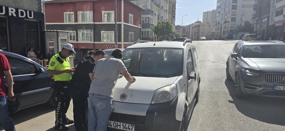 PARK ETMEK İSTERSEN MOTOSİKLETE ÇARPTI: 1 KİŞİ YARALANDI