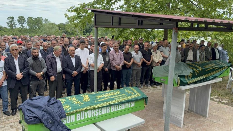Bayram yolunda kazada ölen genç çift, yan yana toprağa verildi