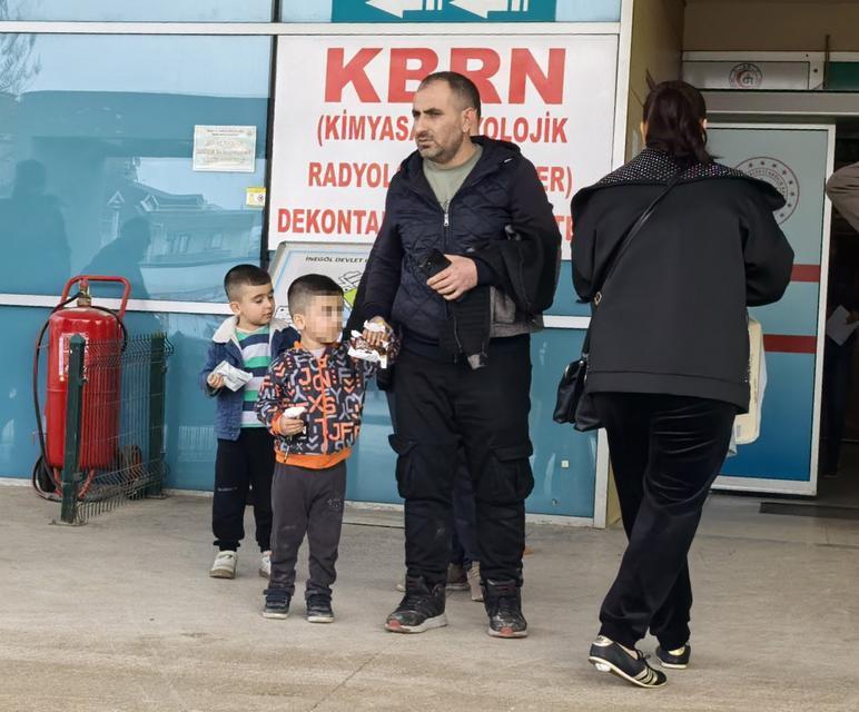 DEMİR KAPIYA ELİNİ SIKIŞTIRAN ÇOCUĞUN PARMAĞI KOPTU