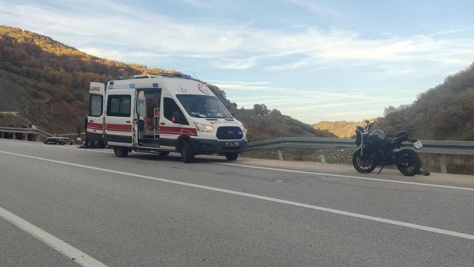 Kontrolden çıkan motosiklet devrilirken, sürücüsü yaralandı
