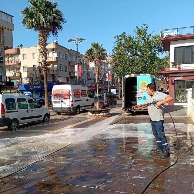 Didim'de caddeler köpükle temizlendi