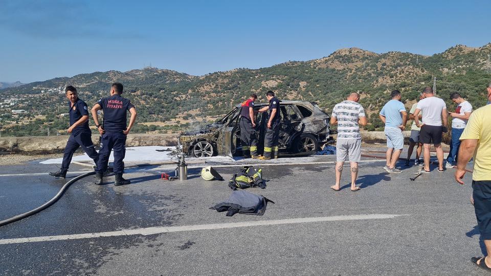 OTOMOBİL ÖNCE ALEV TOPU, SONRA METAL YIĞININA DÖNDÜ OTOMOBİLDEKİ YANGIN, YOL KENARINA SIÇRADI