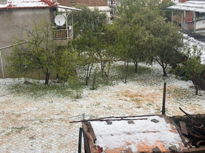 MANİSA'DA SAĞANAK VE DOLU ETKİLİ OLDU OTOMOBİL SÜRÜKLENDİ, BAĞ VE BAHÇELER GÖLE DÖNDÜ