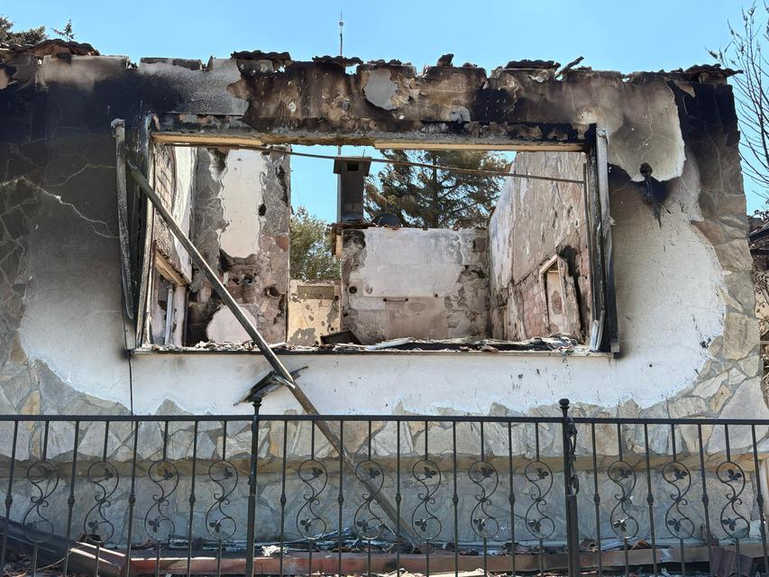 İZMİR'DEKİ YANGINDA 85 YAZLIK EV KÜLE DÖNDÜ