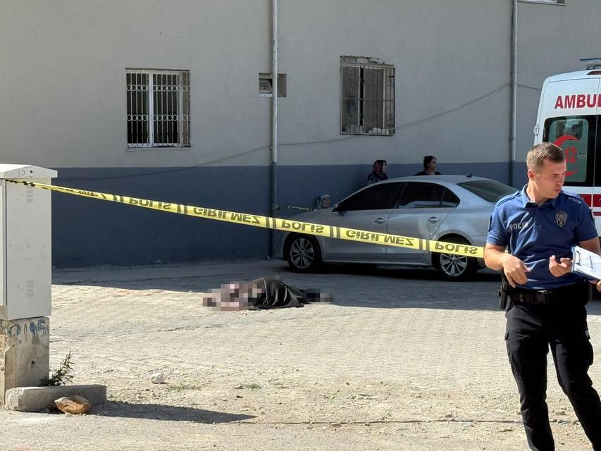 Balkondan düşen kadın hayatını kaybetti