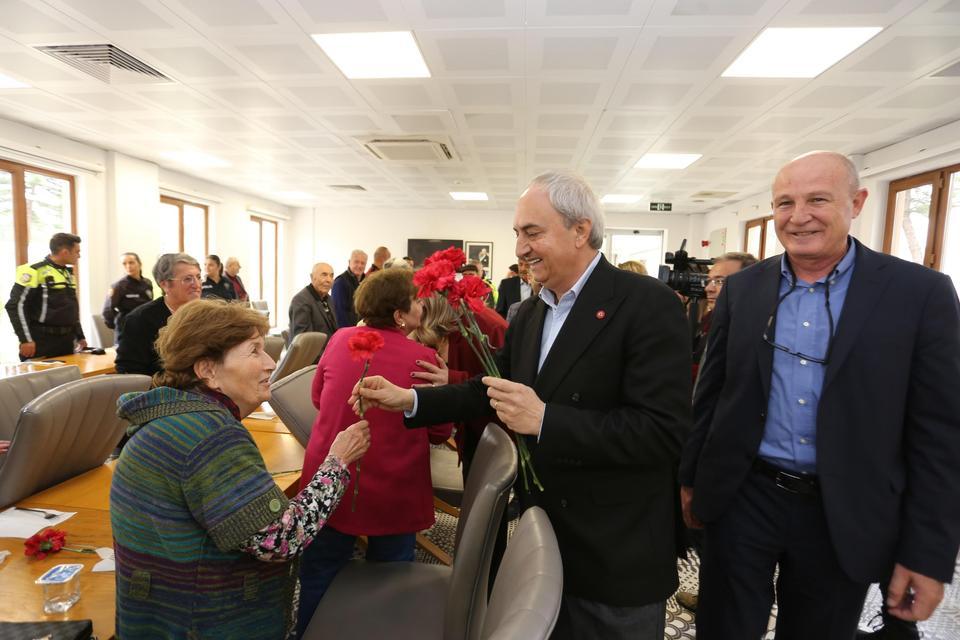 Huzurevi sakinlerine bayram ziyareti