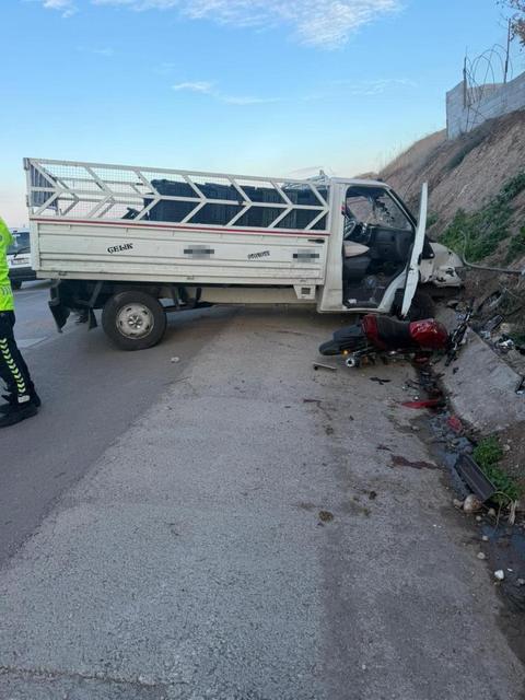Motosiklet ile kamyonet çarpıştı: 1 ölü