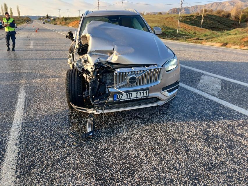 Traktöre arkadan çarpan otomobilde sürücü yaralandı